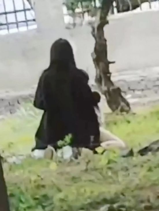 Нестримна пара зайнялася сексом у парку посеред білого дня – фото