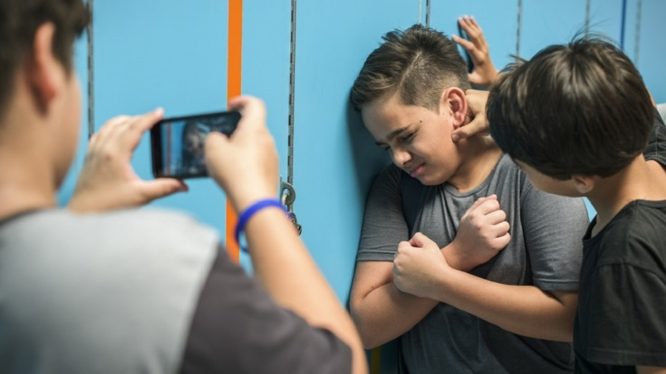 На Прикарпатті судили батьків школярів, які змусили учня роздягнутись і зняли його на відео